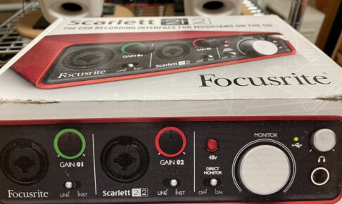 Focusrite Scarlett 2i2の本体と箱。ゲインノブが緑と赤のリングで光るモデル