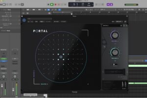 LogicのPianoトラックに挿したOutput Portalのメイン画面。中央に円形のグレインクラウド表示、右側にMACRO 1とMACRO 2の大きなつまみ、REVERSEスイッチ、DRY/WETスライダー