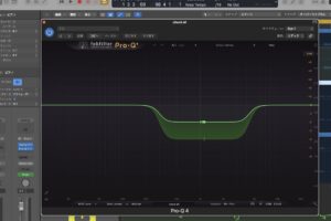 コード楽器のバスに挿した Pro-Q 4。Mid だけをワイドに削ってボーカルの居場所を作っている