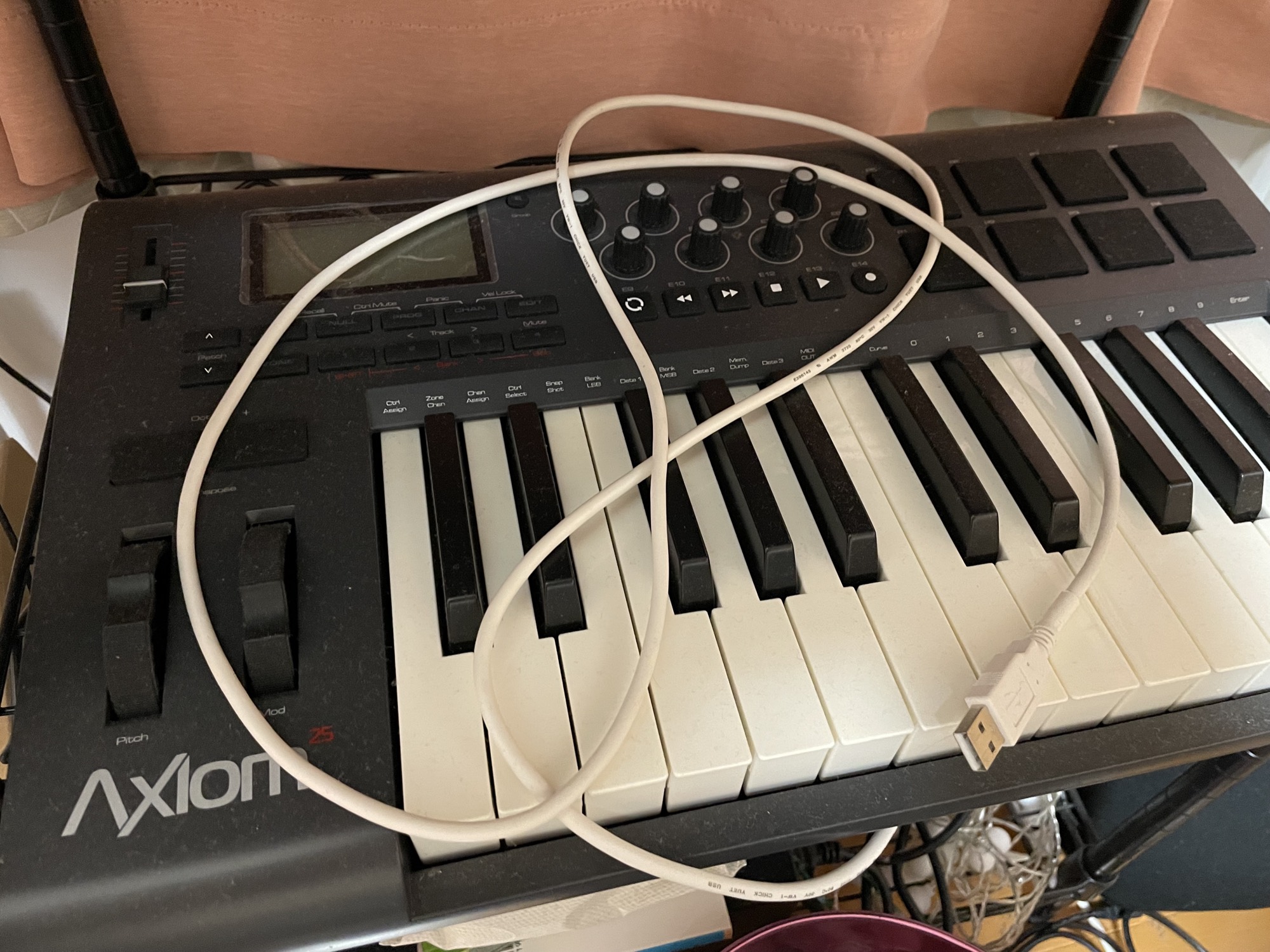 使っていないMIDIキーボード（M-Audio Axiom 25）。USBケーブルを巻いたまま棚に置いてある