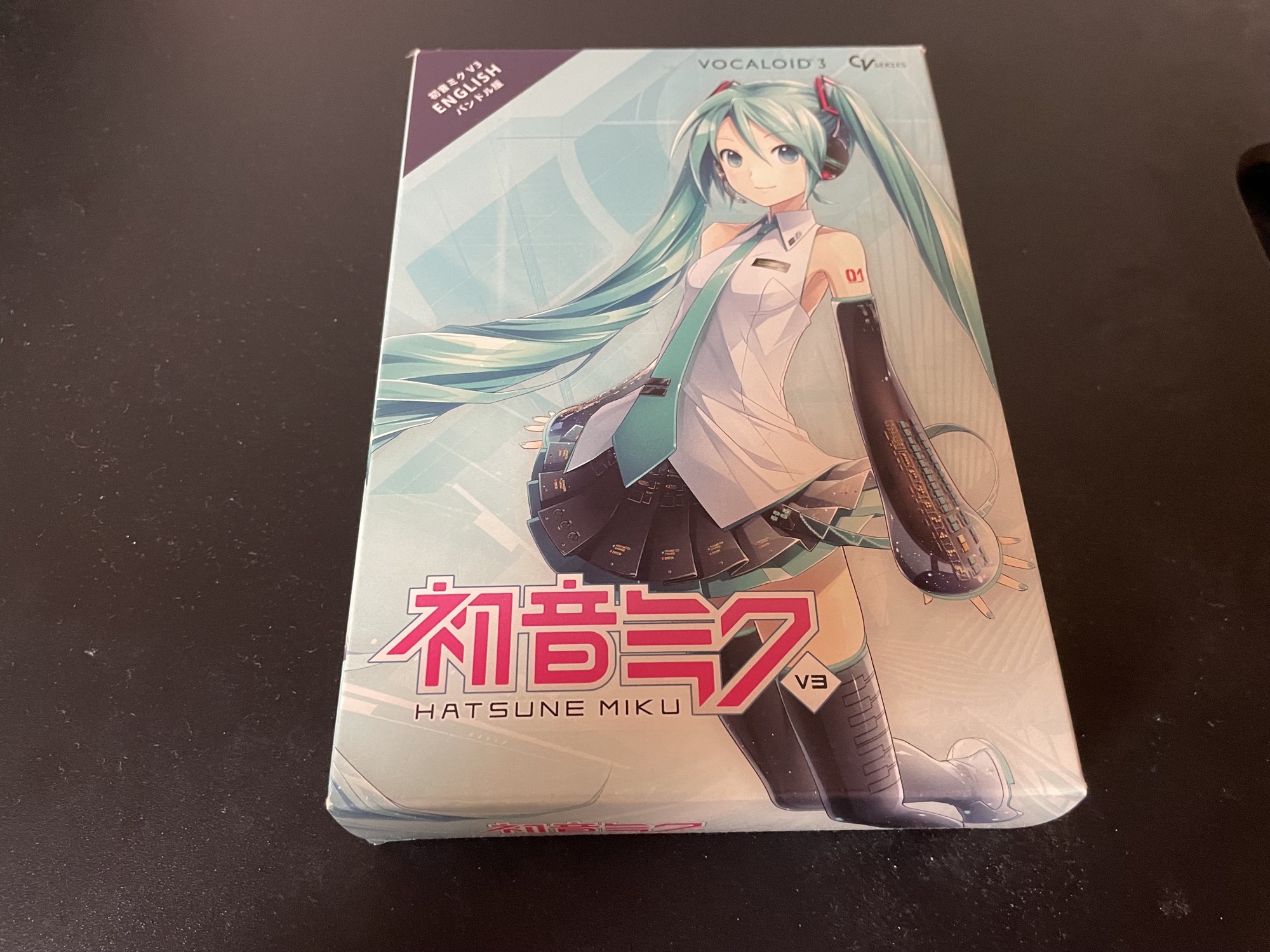 最初に買ったPiapro Studio付属の初音ミク V3の箱。結局ほとんど使わなかった