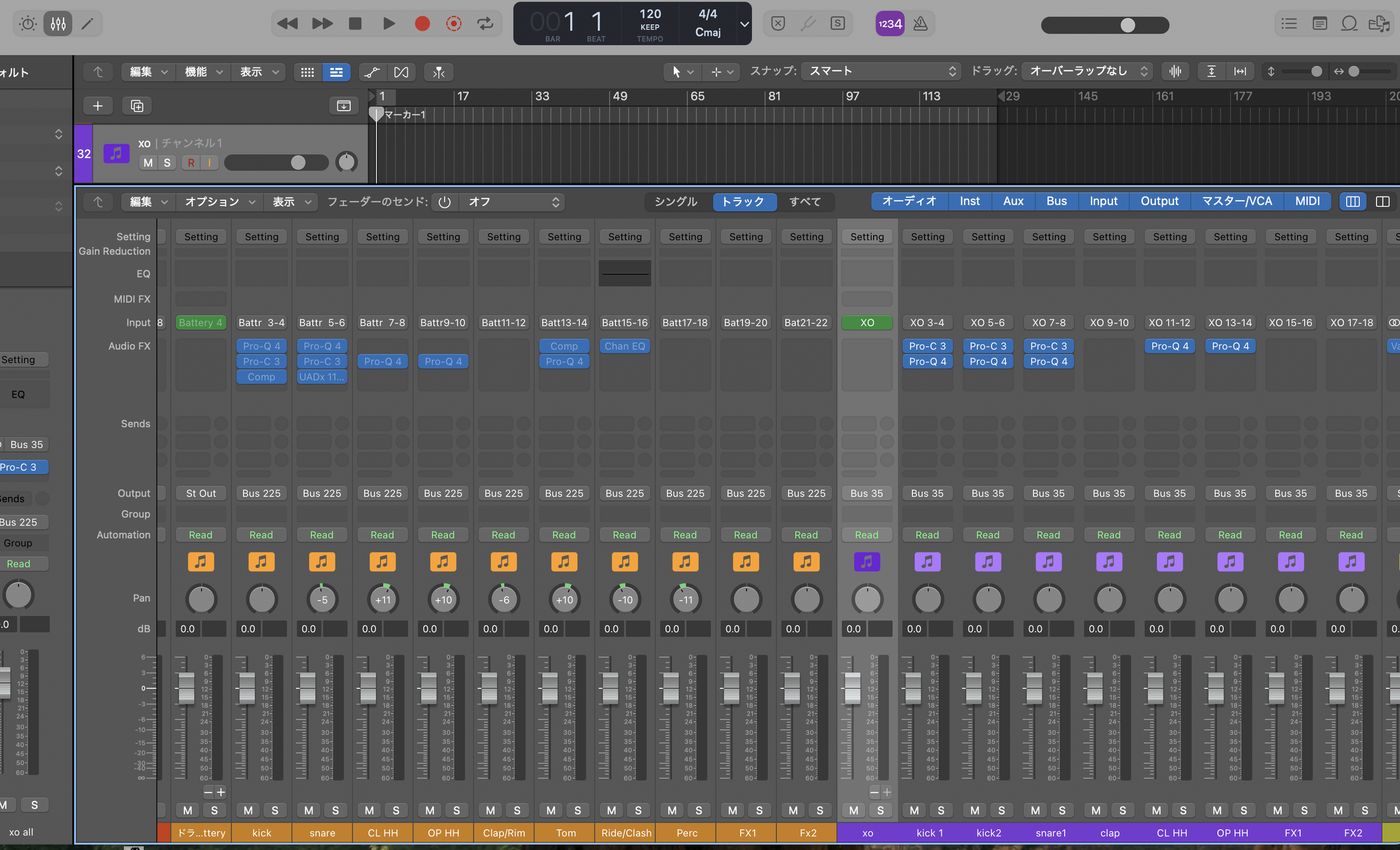 XO のパラアウト設定。各キットスロットを個別の出力に振り分け、Logic のミキサーでパーツごとに処理している