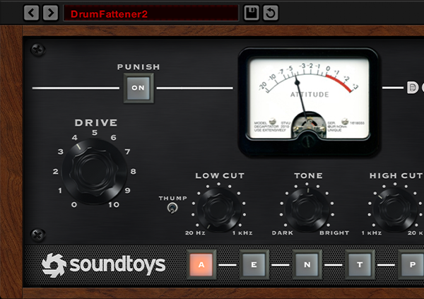 Decapitator の画面の左側。PUNISH ボタン、DRIVE のつまみ、LOW CUT と THUMP、STYLE の A が点いた状態（Soundtoys 公式の画像）
