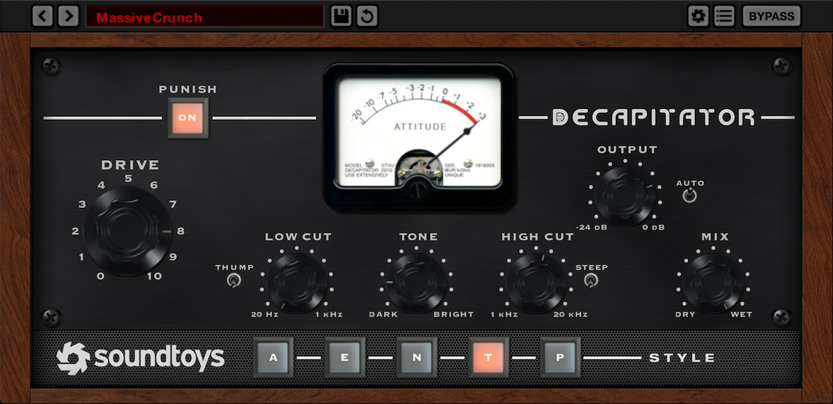 Soundtoys Decapitator の画面全体。左に PUNISH ボタンと DRIVE、中央に ATTITUDE のメーター、下に LOW CUT・TONE・HIGH CUT・MIX、最下段に A・E・N・T・P の STYLE ボタン（Soundtoys 公式の画像）