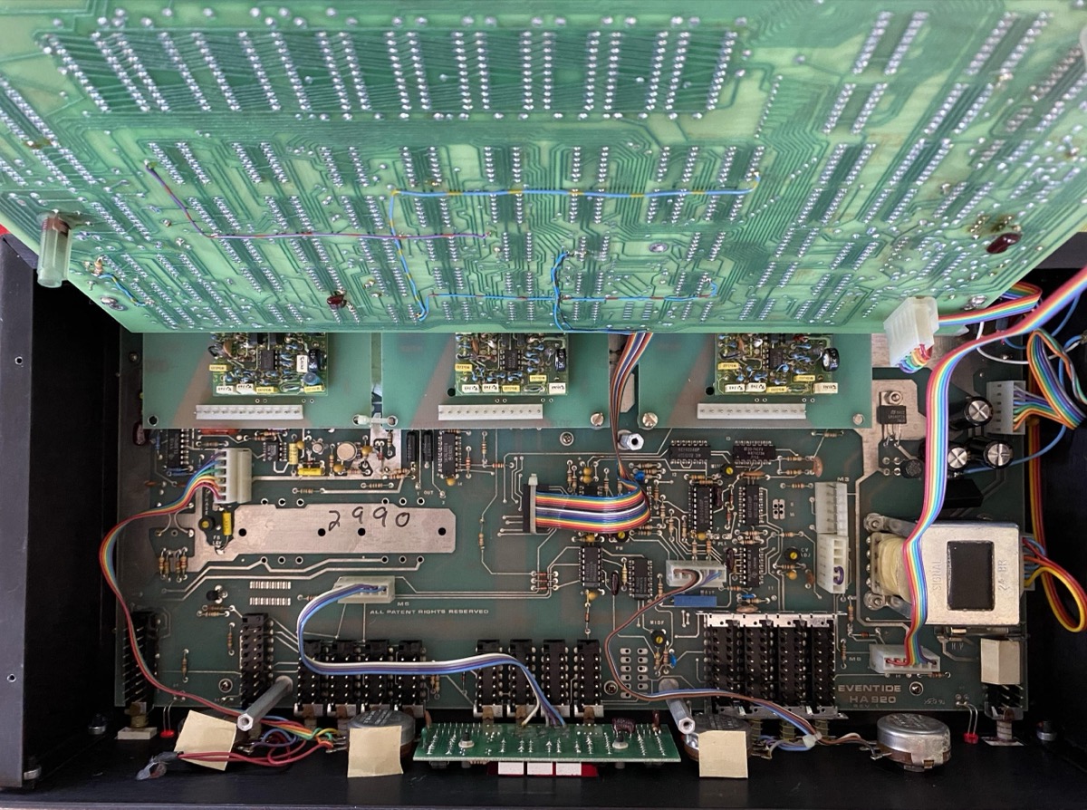 H910 の実機の中身。基板とたくさんの配線が並ぶ（Eventide 公式の画像）