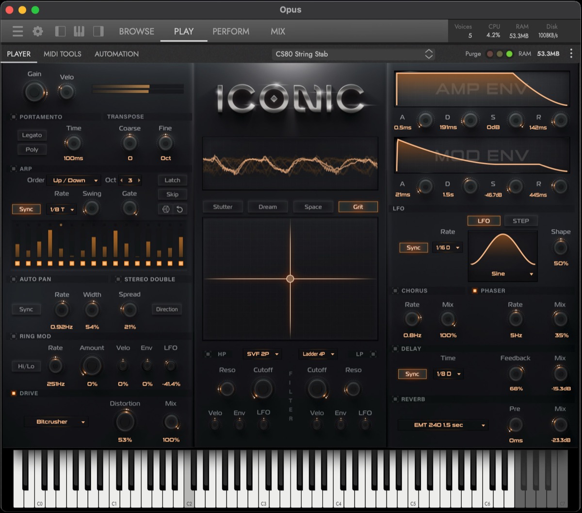 ICONICの画面。中央にICONICのロゴとXYパッド、Stutter・Dream・Space・Gritのマクロ、左にアルペジエーター、右にエンベロープ・LFO・コーラス・ディレイ・リバーブが並ぶ（EastWest公式）