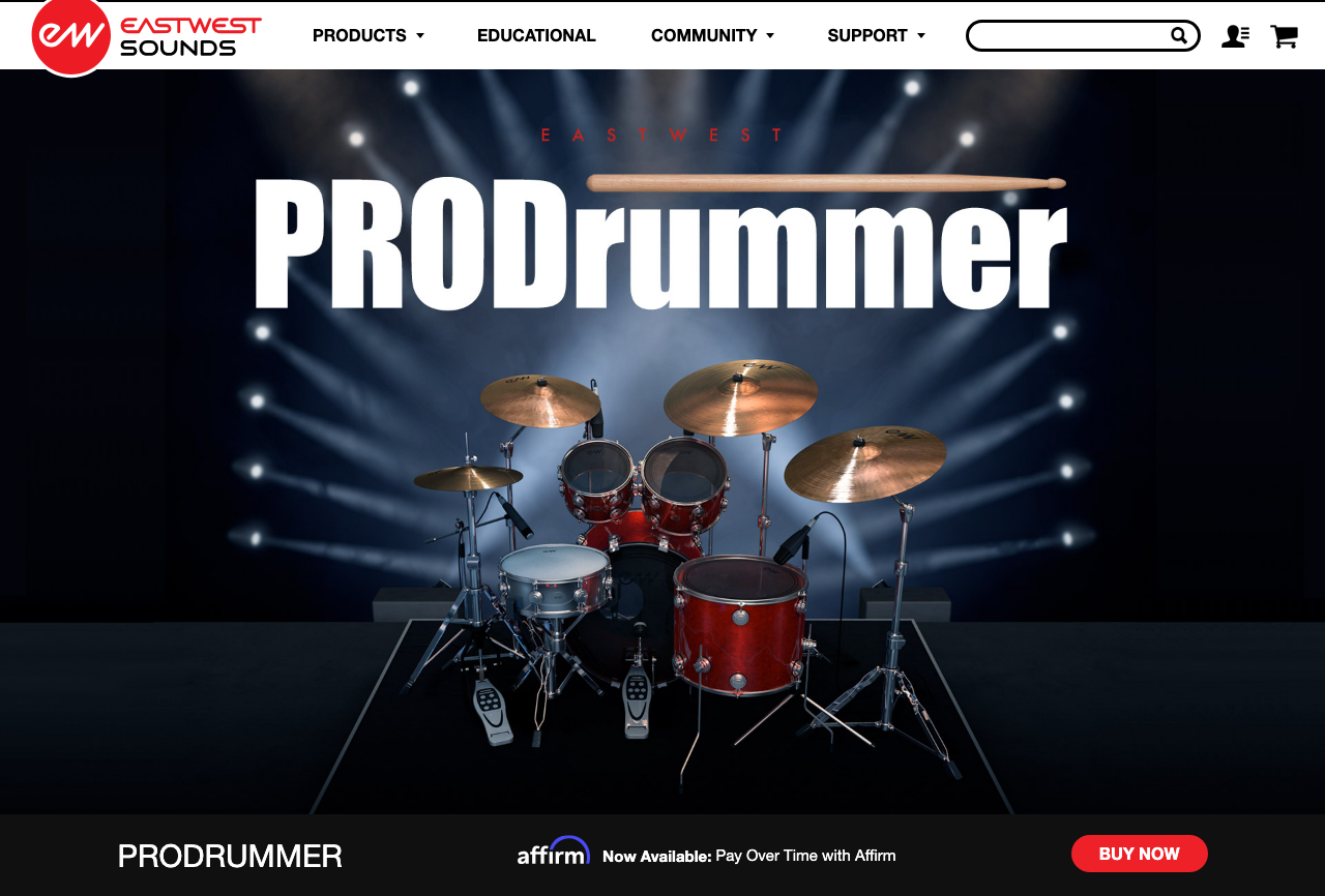 EastWest 公式サイトの ProDrummer のページ。ステージに置かれたドラムセットの写真