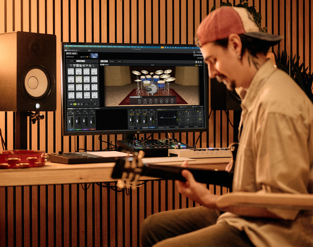 Groove Agent 6の生ドラムの画面（Acoustic Agent）。左にパッド、中央にドラムキット、下にミキサー（Steinberg公式サイトの画像より）