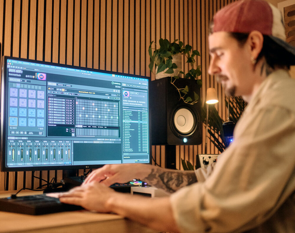 Groove Agent 6のBeat Agentとパターンエディター。左に16個のパッド、中央にパッドごとの打ち込みの列（Steinberg公式サイトの画像より）