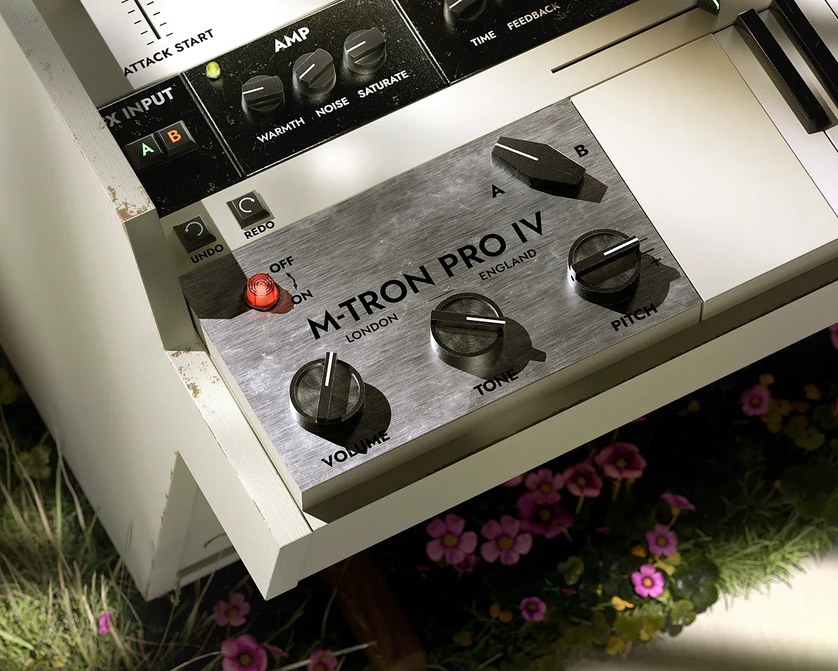 M-Tron Pro IV の鍵盤の左にあるパネル。VOLUME・TONE・PITCHのつまみとA・Bの切り替え、UNDOとREDO（GForce公式の製品画像）