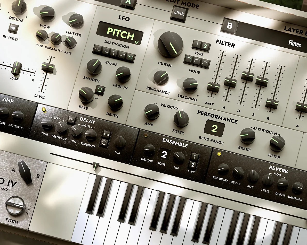 M-Tron Pro IV のLFO・FILTERと、下の段のDELAY・ENSEMBLE・REVERBの欄（GForce公式の製品画像）