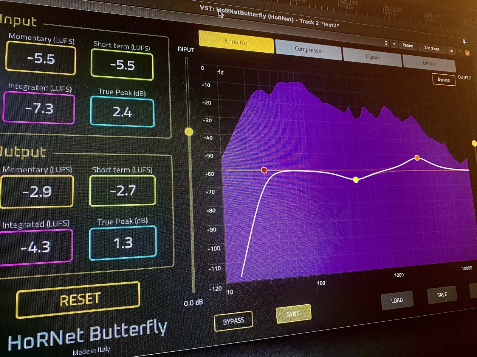 HoRNet Butterflyの画面。左に入力と出力のラウドネス表示（LUFS・True Peak）、右にEqualizer・Compressor・Clipper・Limiterのタブと周波数カーブ