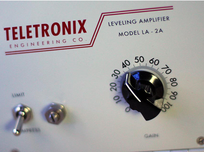 Teletronix LA-2A の実機の前面。左にLIMIT／COMPRESSのスイッチ、右にGAINのつまみ（Universal Audio公式サイトより）