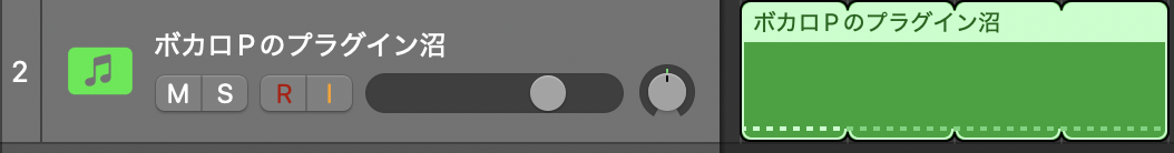 Logic Pro のトラック領域で、1小節のMIDIリージョンを右へ引っぱってループさせたところ。リージョンの上下に繰り返しの区切りの切り込みが入っている