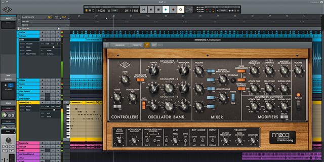 UADx Minimoogの画面。木目の両端にCONTROLLERS・OSCILLATOR BANK・MIXER・MODIFIERSが並び、下に追加のLFOやKEY MODEの段がある（Plugin Boutiqueの製品画像）