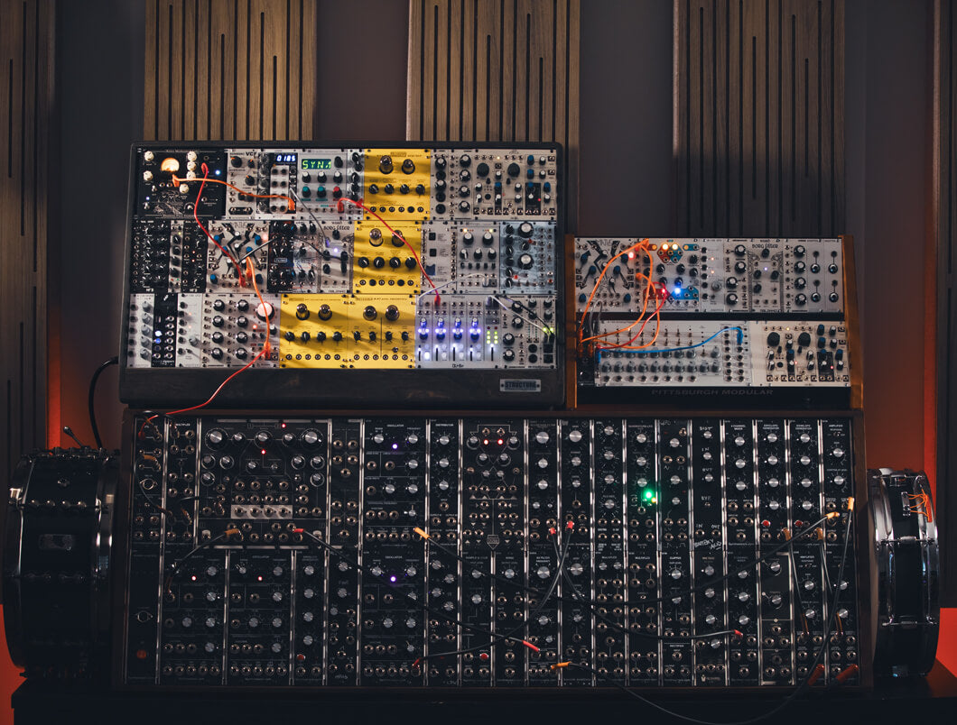 Analog Hybrid Drumsの音を作ったアナログシンセのモジュール群(Heavyocity公式サイトより)