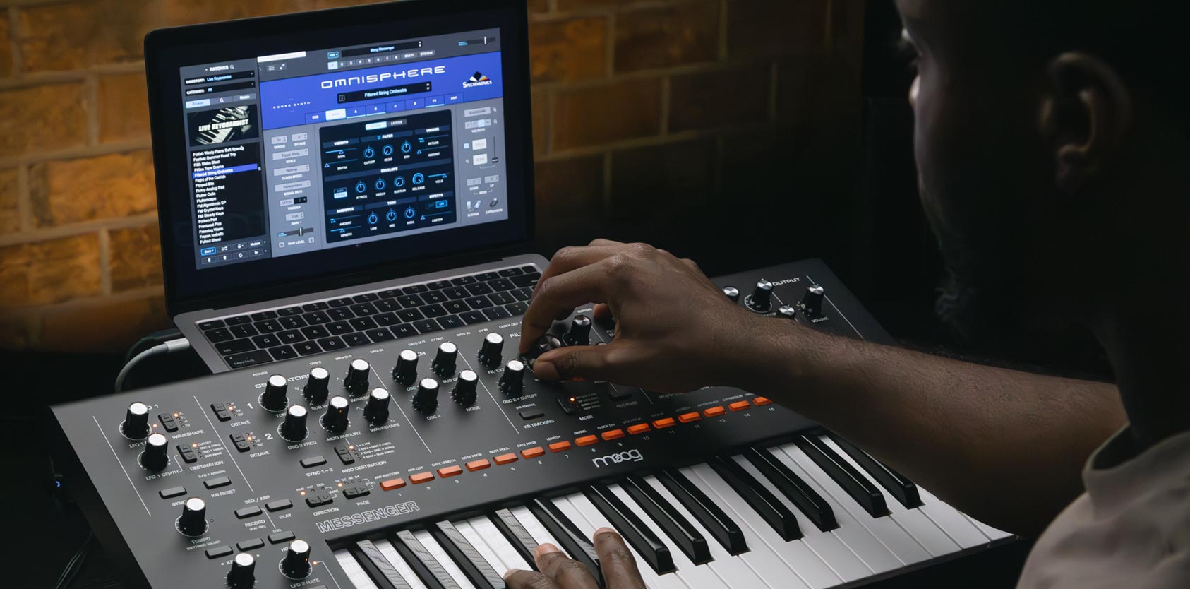 MoogのシンセのつまみでOmnisphereを操作しているところ。左側にパッチのブラウザが見える（Spectrasonics公式の製品画像）