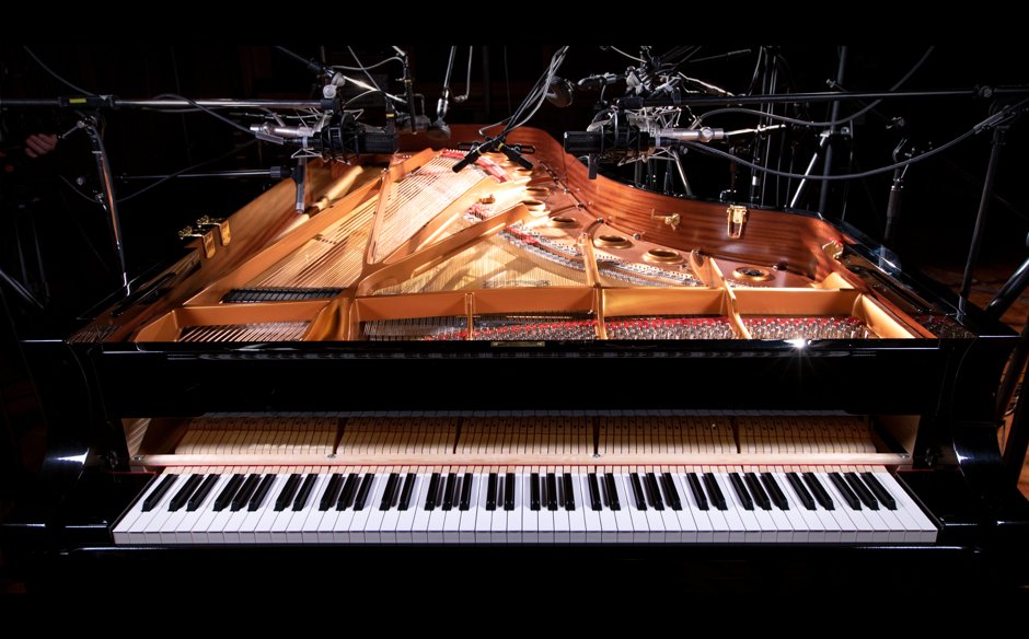 NoireのもとになったNils FrahmのYamaha CFXのコンサートグランド。複数のマイクを立てて収録している様子(Plugin Boutiqueの製品説明の画像)
