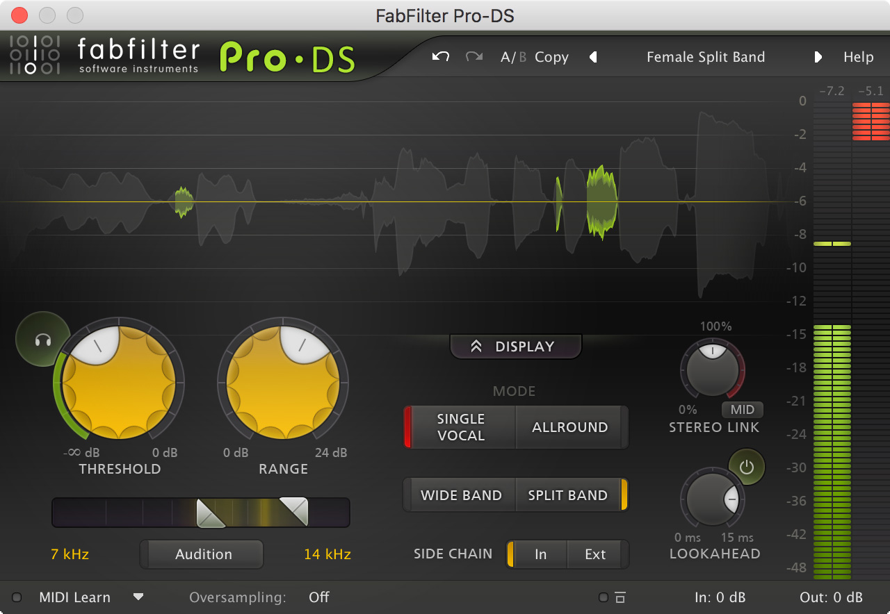 FabFilter Pro-DS の画面。流れていく声の波形の中で、サ行の部分だけが黄緑色に光り、下に THRESHOLD・RANGE のつまみと SINGLE VOCAL／ALLROUND・WIDE BAND／SPLIT BAND の切り替えが並ぶ（FabFilter 公式の製品画像）