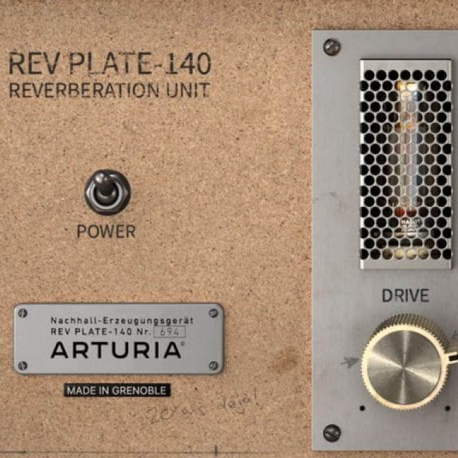 Rev PLATE-140の正面パネル。POWERスイッチとDRIVEのつまみ（Arturia公式の製品画像）