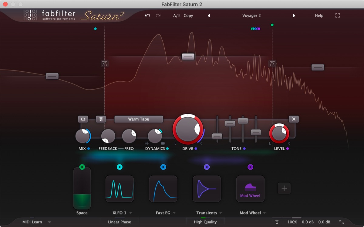 FabFilter Saturn 2 の画面。上に帯域を分けた周波数の表示、中央に Warm Tape のスタイルと DRIVE・MIX・TONE などのつまみ、下に XLFO・EG・Transients などのモジュレーション（FabFilter 公式の製品画像）