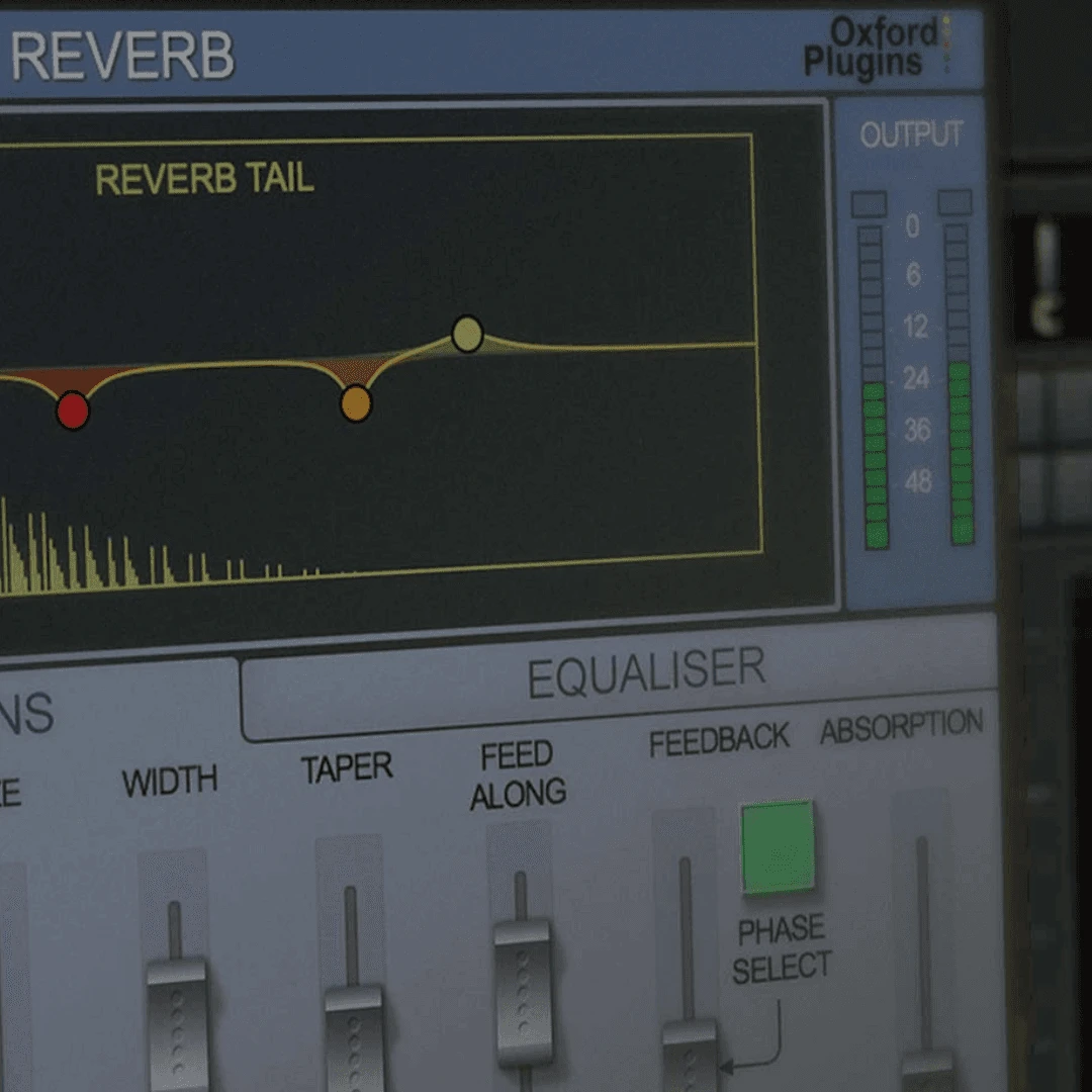 Oxford Reverbの残響のグラフにEQの点が重なった画面。下にEQUALISERのタブとFEEDBACK・ABSORPTIONなどのフェーダー(Sonnox公式の画像)