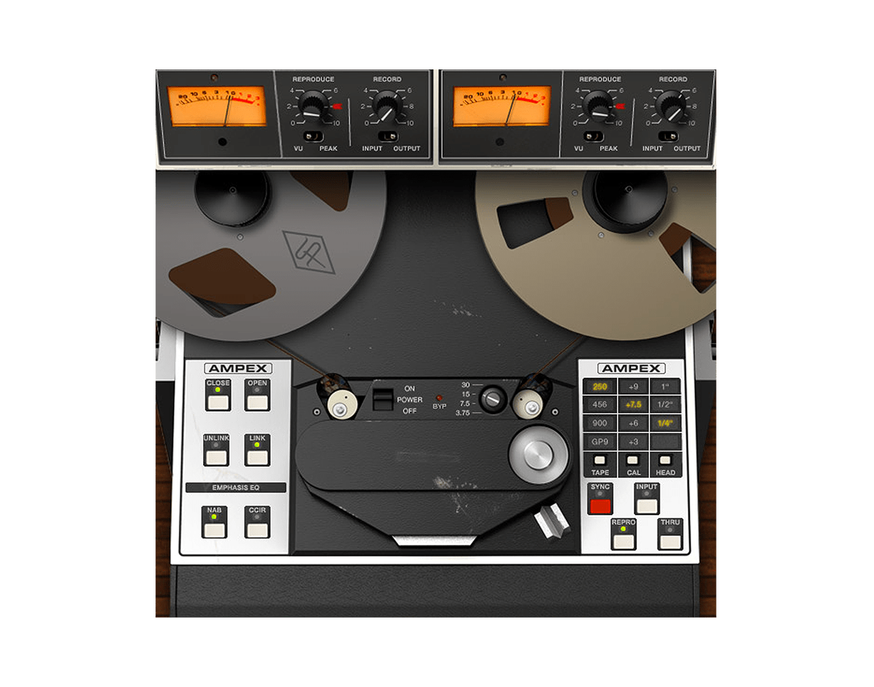 Ampex ATR-102 の画面。上に2つのVUメーターとREPRODUCE・RECORDのつまみ、中央にテープのリール、左右にテープの種類・速さ・ヘッドの幅を選ぶボタンが並ぶ（Universal Audio 公式の画像）