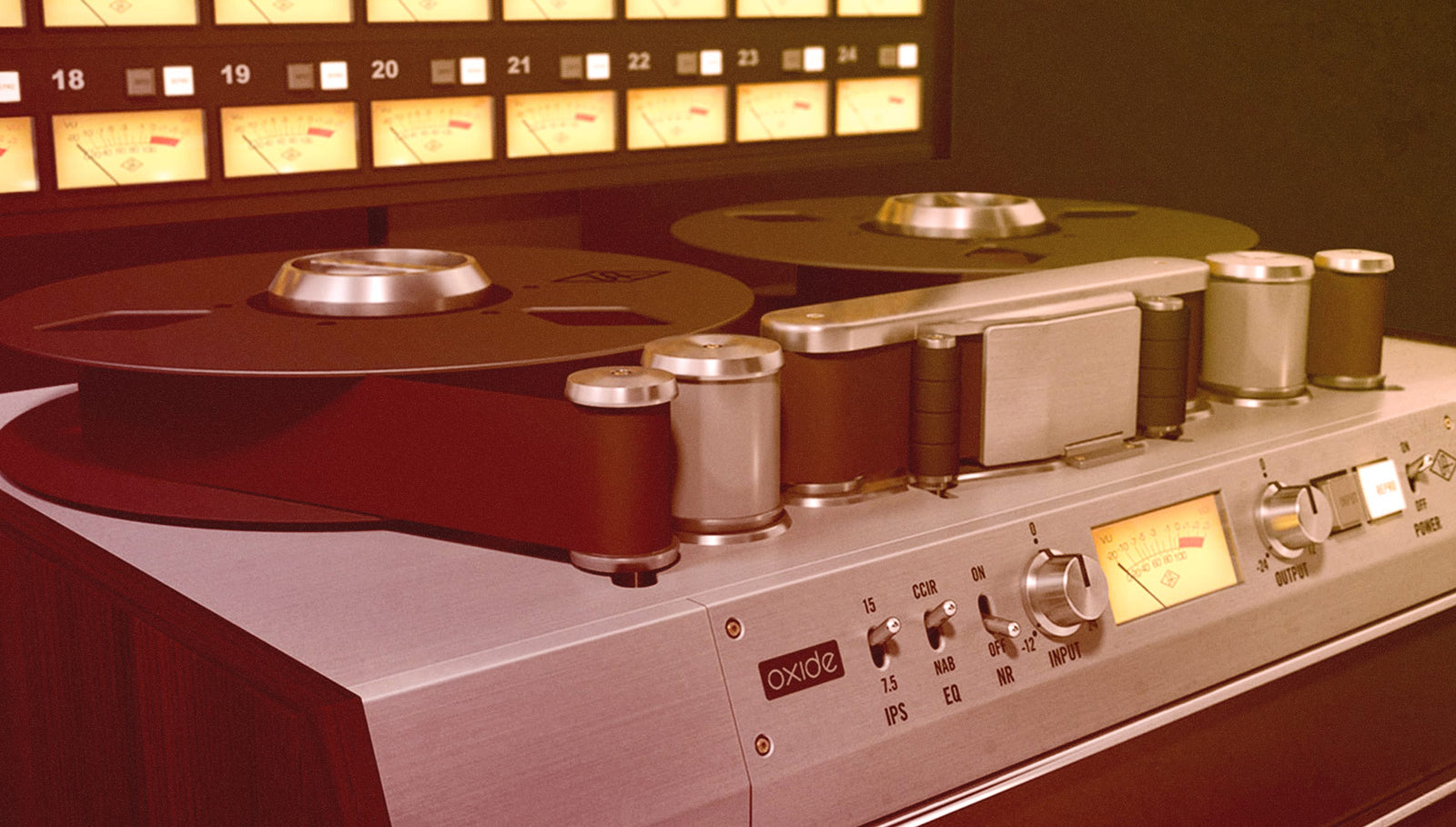 Oxide Tape Recorder のテープレコーダー。大きなリールと、IPS・EQ・NRのスイッチ、INPUT・OUTPUTのつまみ（Universal Audio 公式の画像）