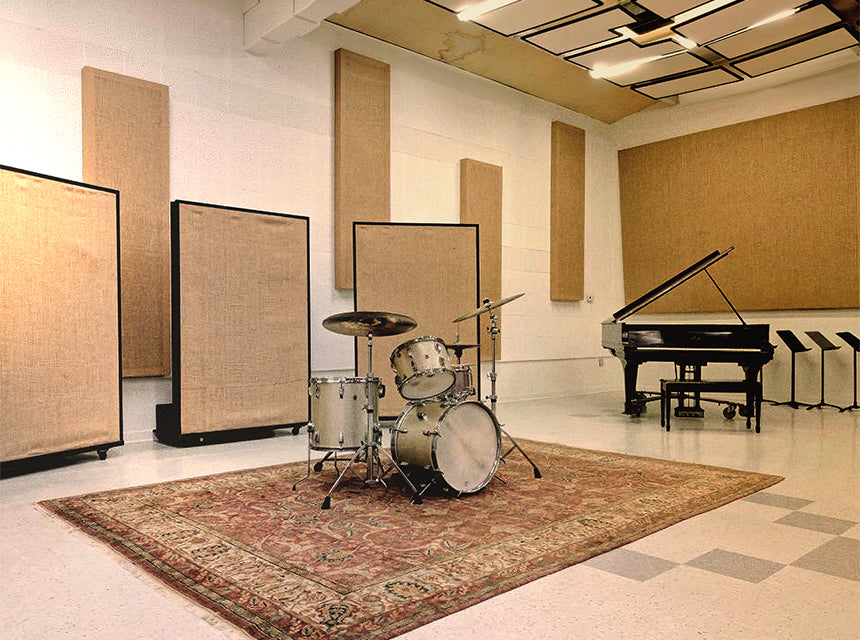 Sound City の Studio A。ドラムセット、グランドピアノ、布張りの吸音パネルが並ぶ部屋（Universal Audio 公式の画像）