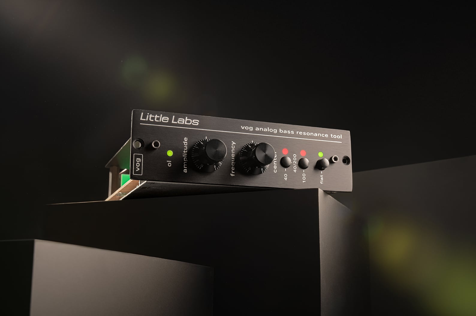 Little Labs の実機 vog analog bass resonance tool。amplitude・frequency のつまみと center のボタンが並ぶ(Universal Audio 公式の画像)