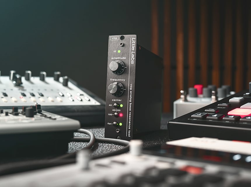 スタジオの機材の間に置かれた Little Labs の Voice of God の実機(Universal Audio 公式の画像)