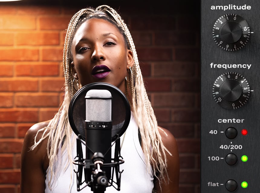 マイクの前で歌うボーカリストと、Voice of God の amplitude・frequency のつまみ(Universal Audio 公式の画像)