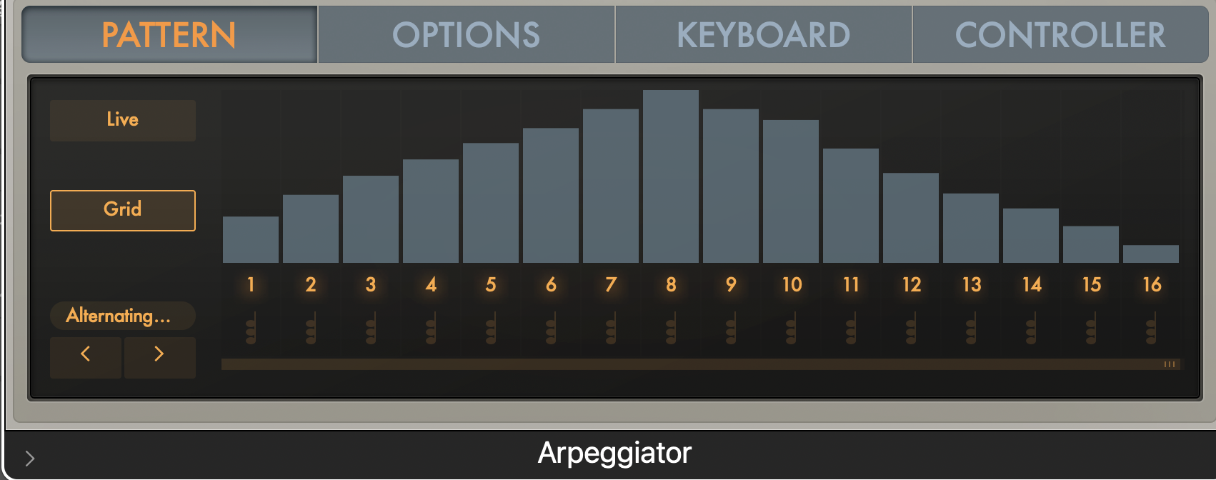 Arpeggiator の PATTERN タブを Grid にした画面。16ステップの棒が山形に並び、矢印でパターンを切り替えられる